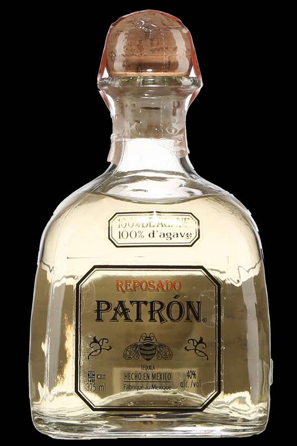 Patrón Reposado Tequila Flasche mit goldenem Etikett und Bienenemblem auf schwarzem Hintergrund. — Schirmherr Wallpaper
