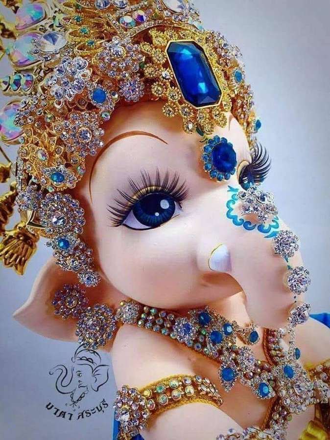 Eine Baby-Elefanten-Gottheit, die kunstvollen Gold- und Blauschmuck mit langen Wimpern trägt. — Schmuck Wallpaper