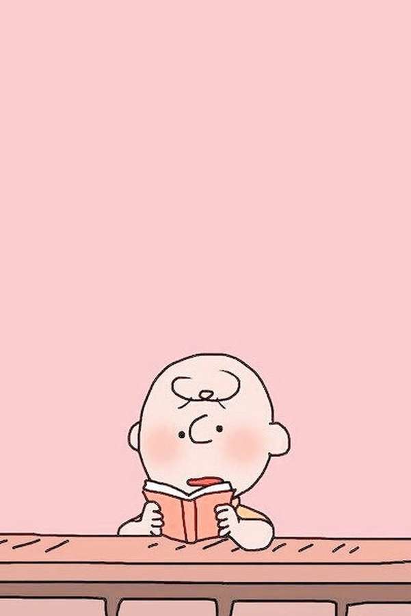Ein Cartoon-Kind mit rosigen Wangen liest ein Buch an einem Holzschreibtisch auf rosa Hintergrund. — Schöne Bilder Hintergrund Wallpaper