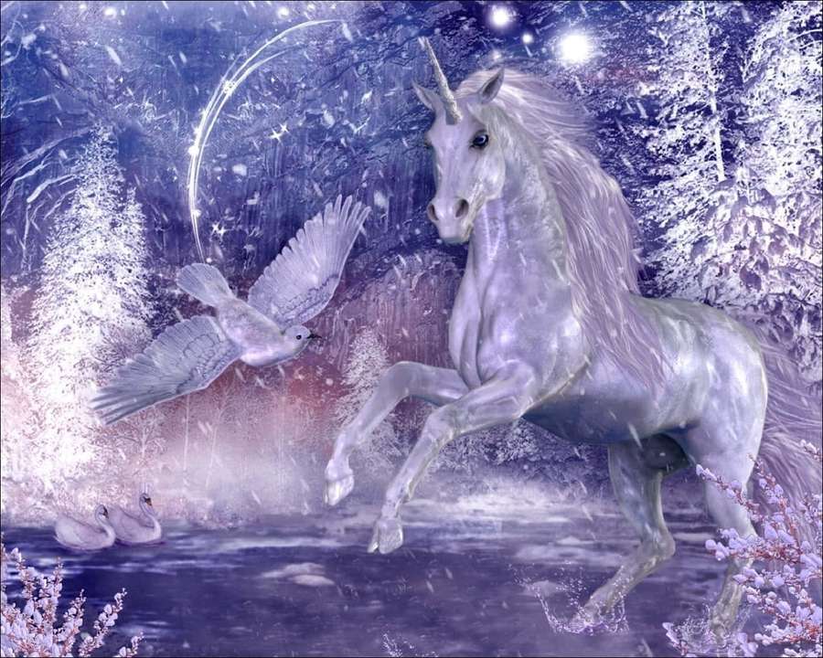 Weißes Einhorn springt im verschneiten Wald mit Taube und Schwänen im Mondschein. — Schöne Einhornbilder