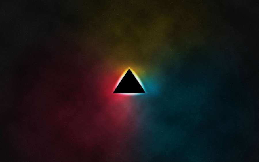 Schwarzes dreieckiges Prisma, das Regenbogenlicht auf dunklem rauchigem Hintergrund streut. — Schwarze Pyramide Wallpaper