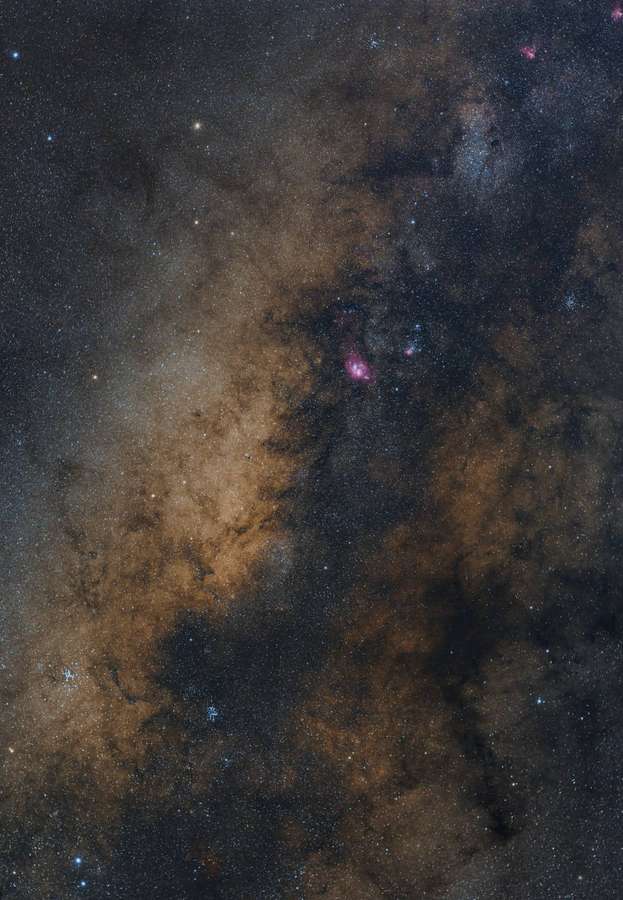 Milchstraße mit kosmischem Staub und rosa Nebeln, die zwischen Sternen leuchten. — Schwarze Sterne Wallpaper