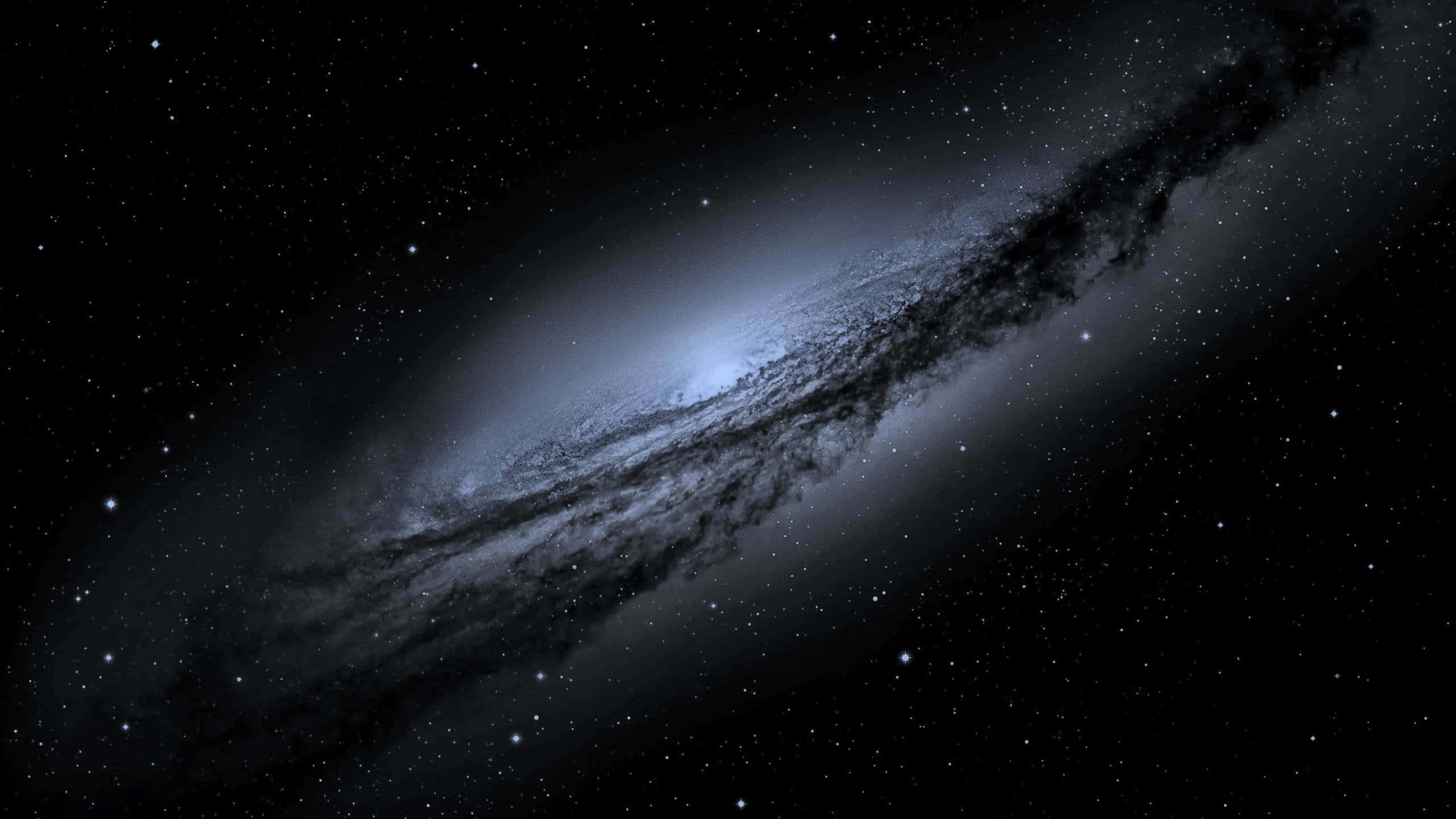 Eine Spiralgalaxie mit glühendem Kern und dunklen Staubbahnen, umgeben von Sternen. — Schwarzer Raum Wallpaper