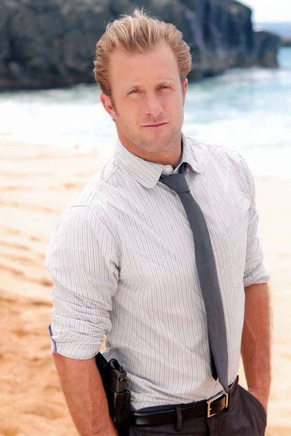 Man in shirt and tie standing on sandy beach near ocean — Scott caan Wallpaper