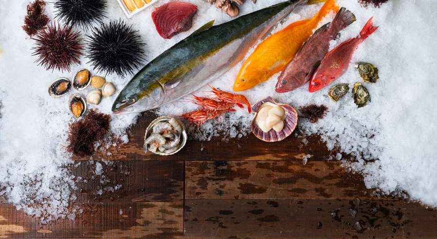 Fresh seafood display on ice with wooden background — Seafood Background
