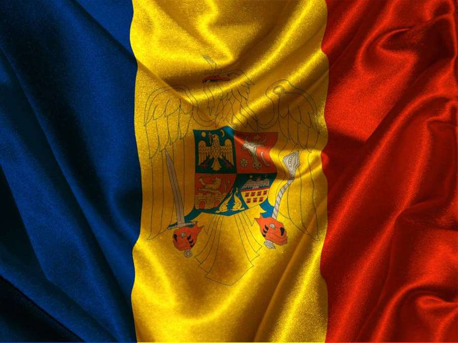 Bandera nacional de Moldavia con escudo detallado sobre tela texturizada. — Seda Fondos de pantalla