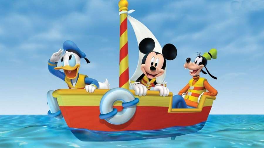 Mickey, Donald und Goofy segeln zusammen in einem bunten Boot auf dem Ozean. — Segelboot Bilder