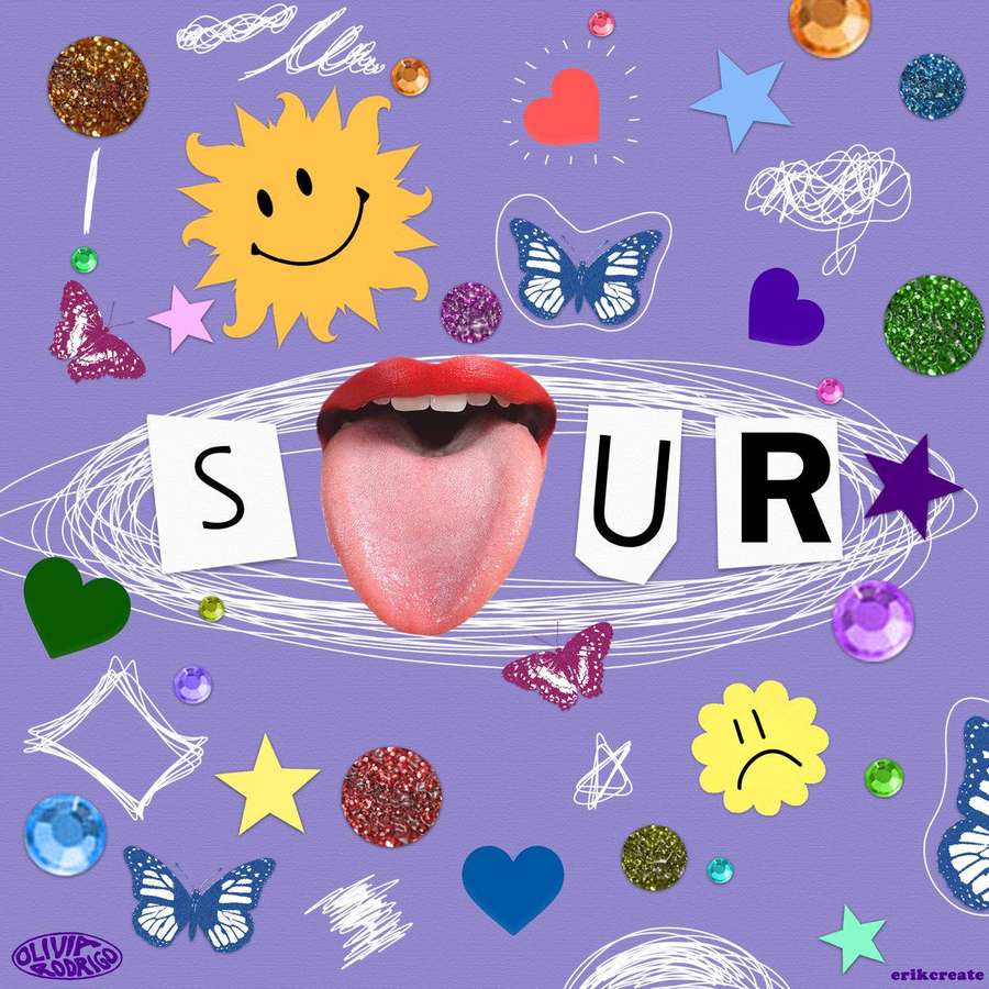 Uma língua entre as letras S U R cercada por corações de glitter, borboletas e estrelas em fundo roxo. — Sente Papéis de Parede