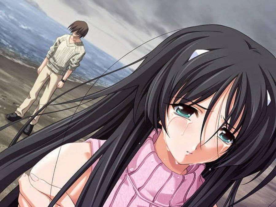 Una chica anime llorando con largo cabello negro en una playa tormentosa con un chico al fondo. — Separación Fondos de pantalla