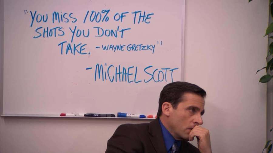 Michael Scott in un ufficio con una citazione su una lavagna alle spalle. — Sfondo di Michael Scott Sfondi
