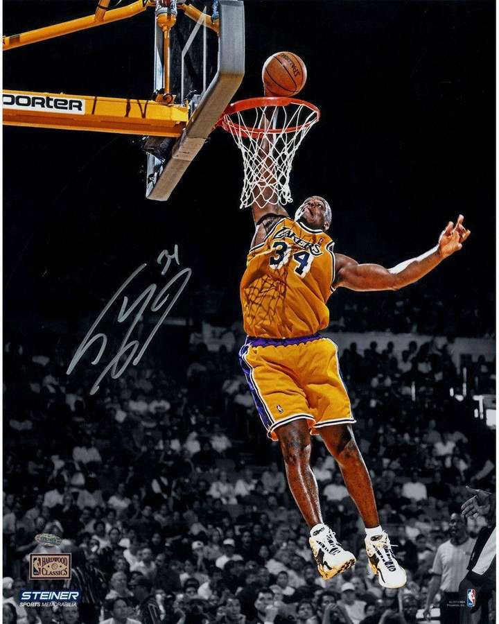 Ein Basketballspieler in einem gelben Lakers-Trikot dunkt den Ball vor einer Menschenmenge. — Shaquille O'neal Wallpaper