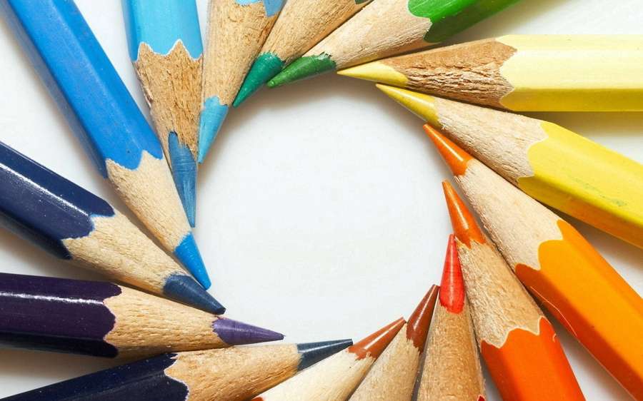Circle of colorful sharpened pencils on white background — Sharp Picture