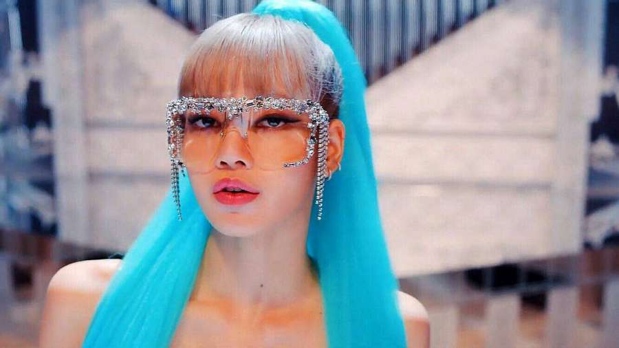 Donna con capelli turchesi e occhiali tempestati di gioielli in ambiente urbano — Sheesh Sfondi