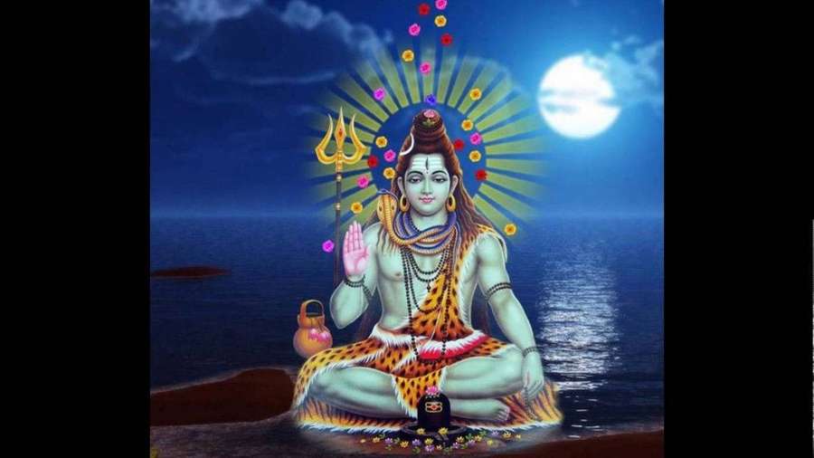 Shiva meditiert an einem mondbeschienenen Strand mit einem strahlenden Heiligenschein und Dreizack. — Shiva Wallpaper