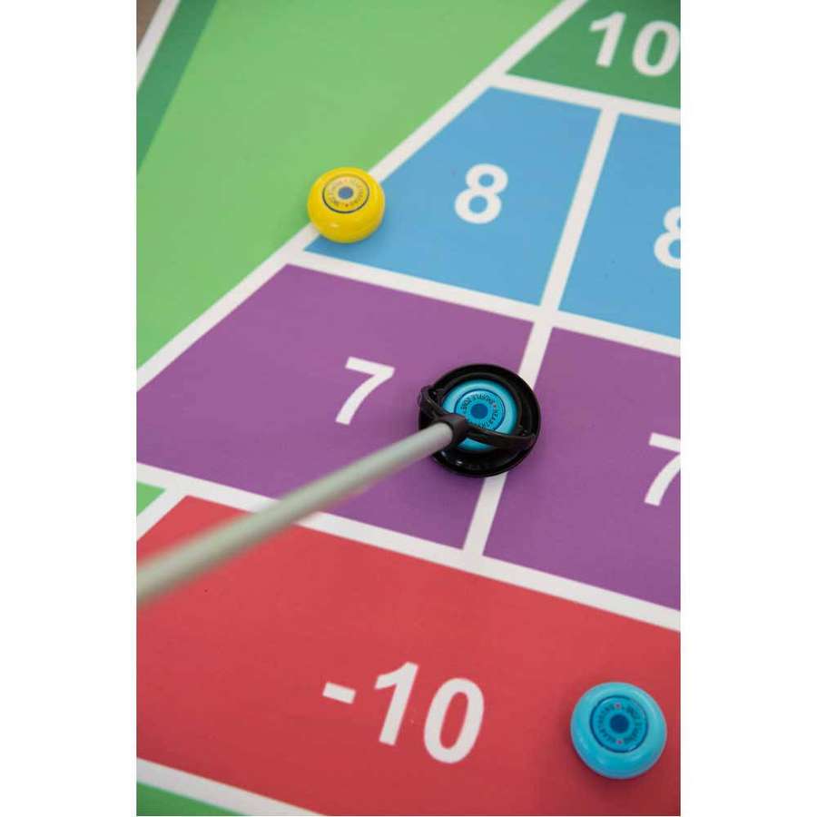 Primo piano di partita di shuffleboard con dischi e stecca su campo colorato numerato. — Shuffleboard Sfondi