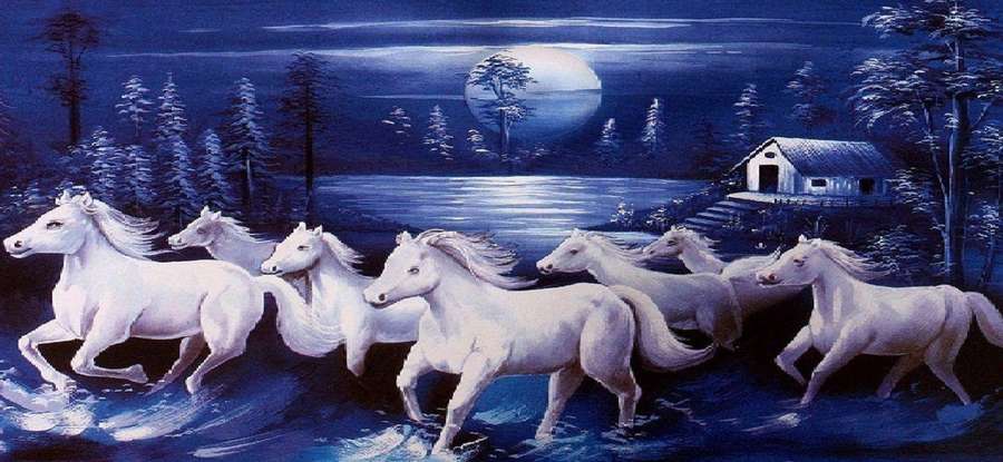 Weiße Pferde laufen unter einem Vollmond durch Wasser in der Nähe einer verschneiten Hütte. — Sieben Pferde Wallpaper