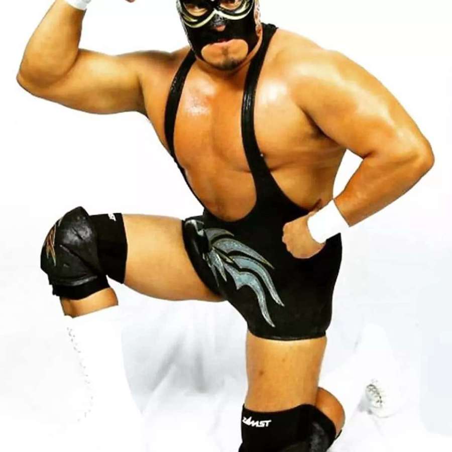 Muskulöser maskierter Wrestler in schwarzer Ausrüstung in selbstbewusster Pose. — Silberner König Wallpaper