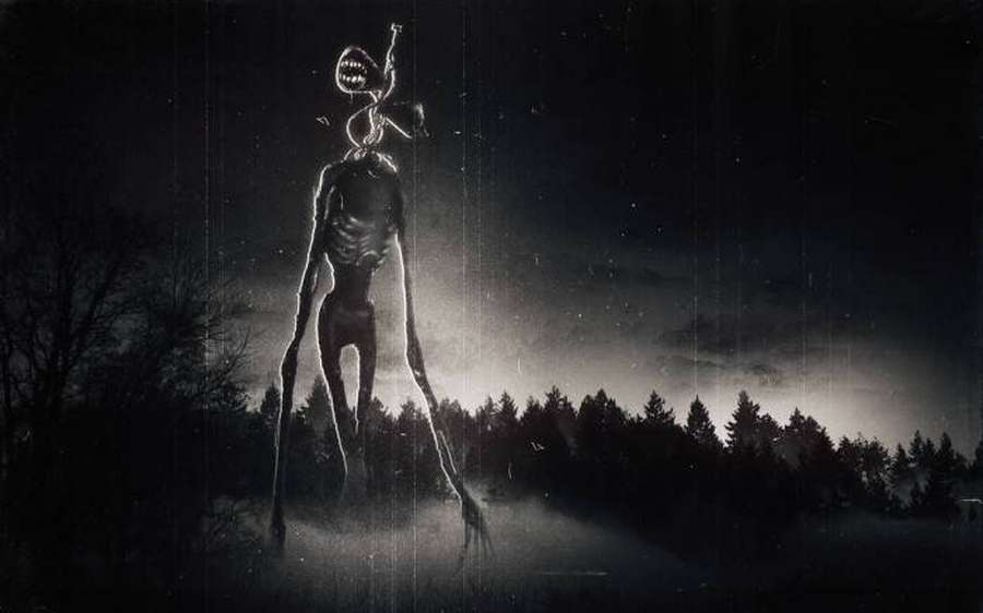 Towering skeletal horror figure with screaming head in misty forest at night. — Siren Head Wallpaper