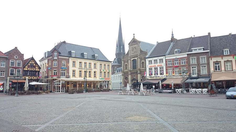 Historischer europäischer Stadtplatz mit Kopfsteinpflaster und Kirchturm. — Sittard Wallpaper