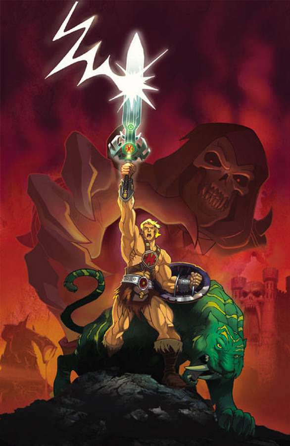 He-Man steht siegreich mit glühendem Schwert, während Skeletor von hinten zusieht. — Skelett Wallpaper