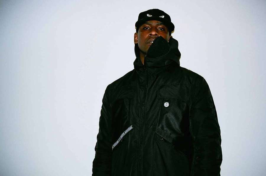 Mann mit schwarzer Jacke und Mütze im Studio-Porträt — Skepta Bilder