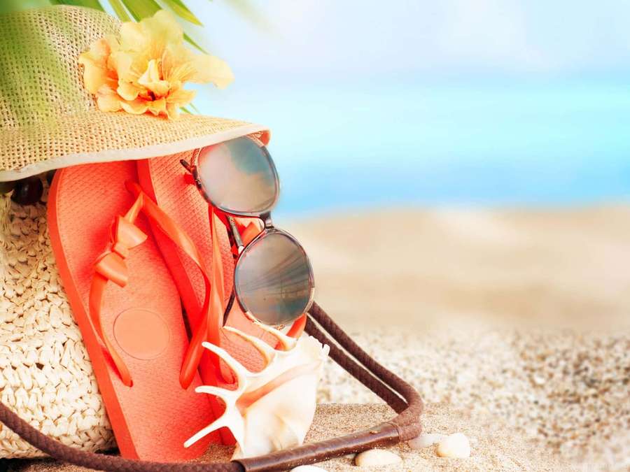 Strohhut, Sonnenbrille und Flip-Flops am Strand mit Muschel und Meerblick. — Slippers Wallpaper