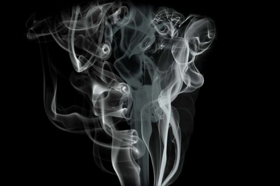 Abstract smoke patterns drifting against a black background — Smoke Black Background