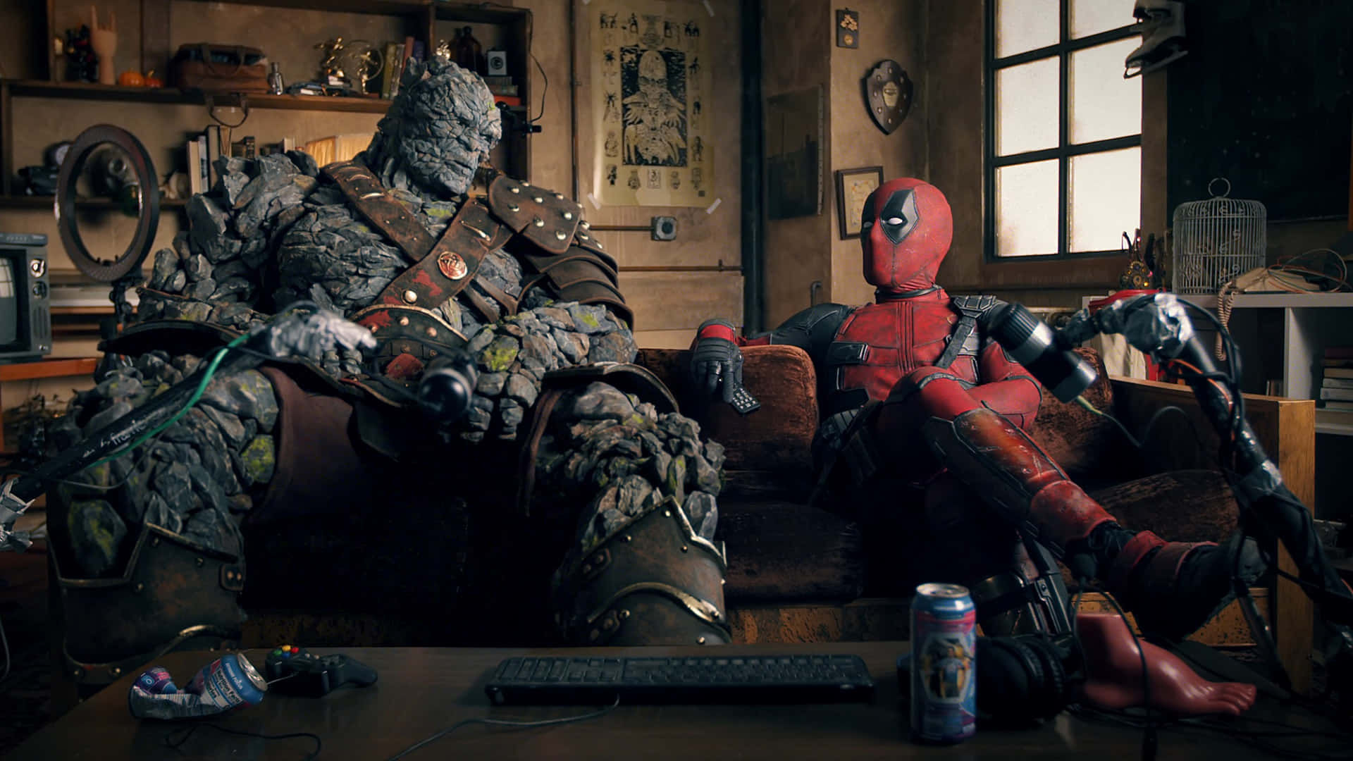 Deadpool dan The Thing bersantai di sofa di ruang game retro yang berantakan. — Sofa Wallpaper