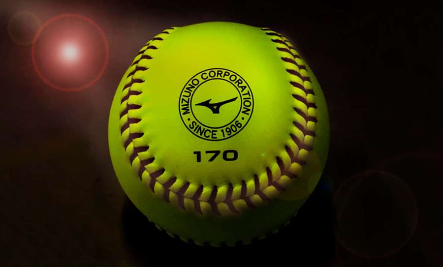 Ein gelber Softball mit roten Nähten und Mizuno-Logo unter Studiobeleuchtung mit Linseneffekten. — Softball Hintergrundbild