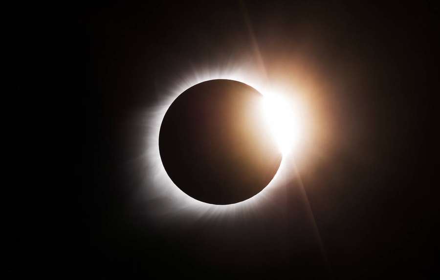 Annular solar eclipse with glowing corona against dark sky — Solar Eclipse Background