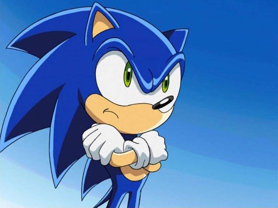 Sonic the Hedgehog mit verschränkten Armen und ernstem Ausdruck vor einem blauen Himmel. — Sonic Pfp Wallpaper