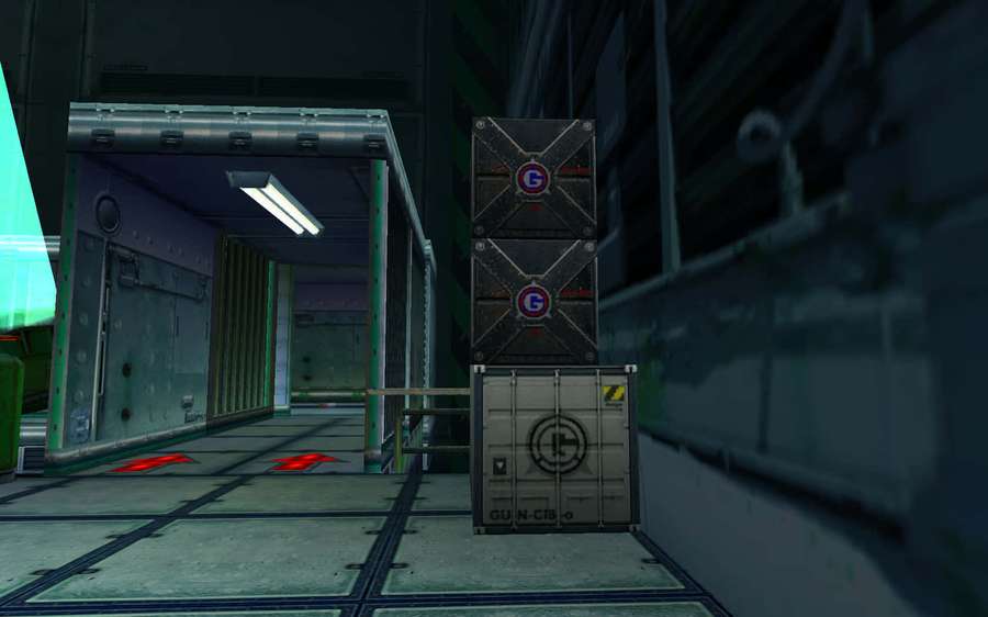 Escena de juego que muestra un corredor industrial oscuro con contenedores de carga y flechas brillantes. — Sonic Prison Lane Fondos de pantalla