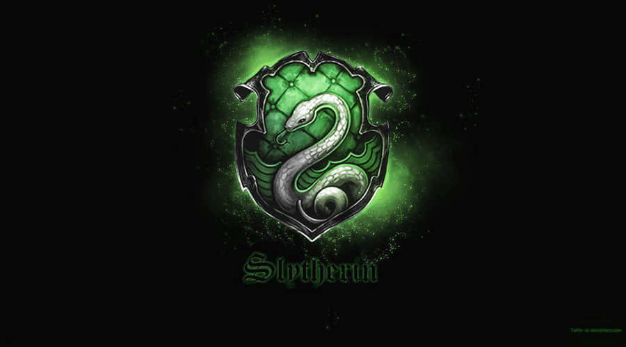 Brasão escolar da Sonserina com uma serpente prateada brilhando verde contra o preto. — Sonserina Papéis de Parede