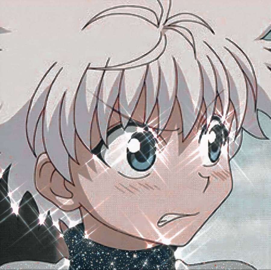 Animehahmo, jolla on hopeiset hiukset ja kimaltavat siniset silmät, katsoo ylöspäin. — Söpö Killua Taustakuvat
