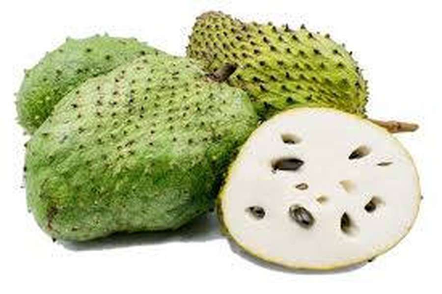 Frutto di soursop affettato che mostra polpa bianca e semi neri accanto a frutti verdi interi e spinosi. — Soursop Sfondi