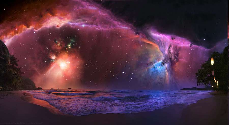 Strand bei Nacht unter einem lebhaften kosmischen Nebel mit leuchtenden Wellen und Laternen. — Space Landscape Wallpaper