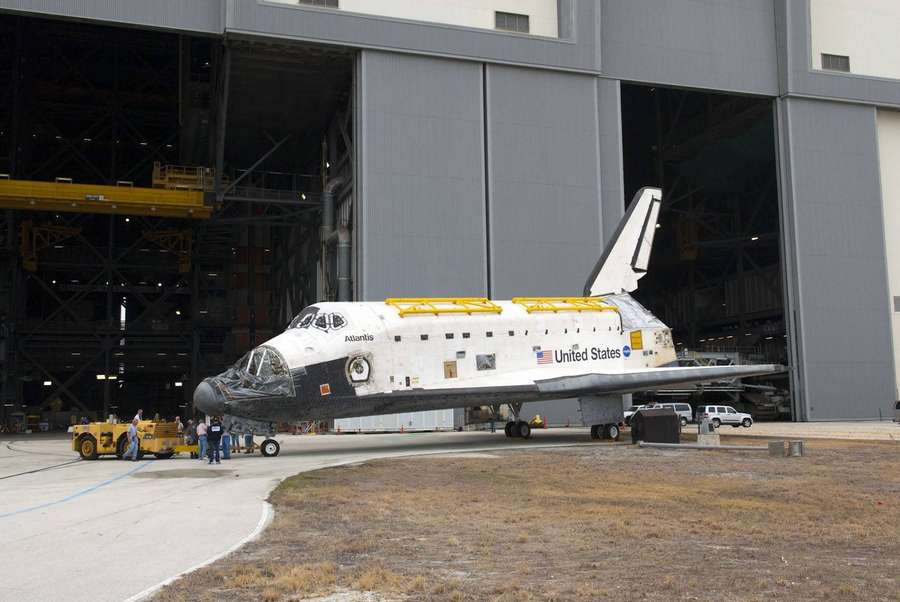 Space Shuttle Atlantis vor einem Hangar ausgestellt, mit Arbeitern und Fahrzeugen. — Space shuttle Bilder