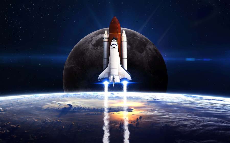 Space shuttle launching from Earth with moon in background — Space shuttle Picture