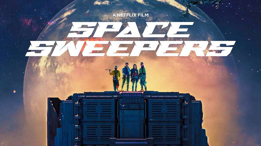 Cuatro astronautas en una nave espacial con un planeta gigante al fondo. — Space sweepers Fondos de pantalla