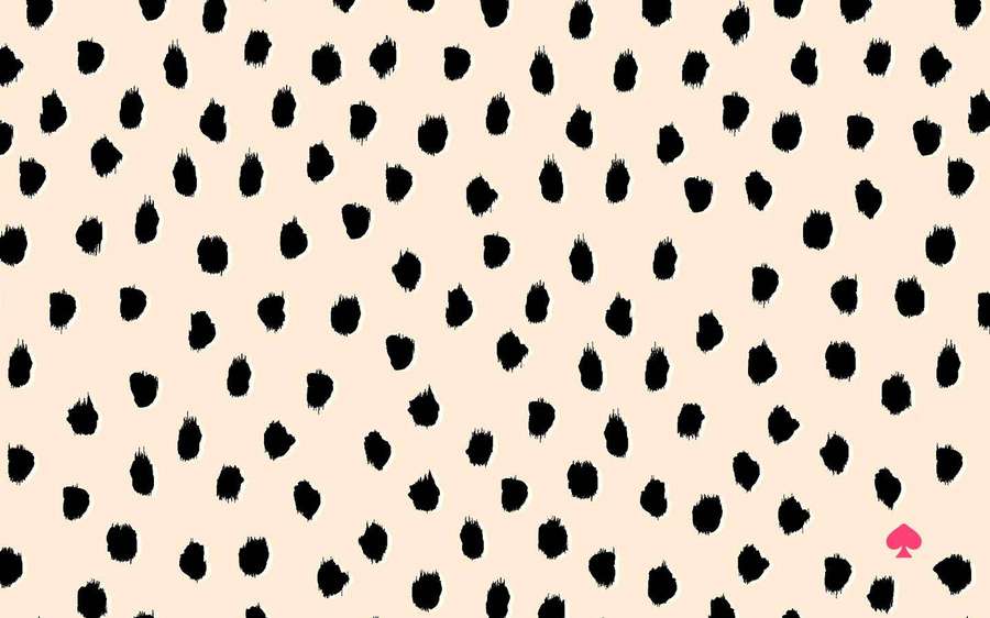 Beige Tapete mit schwarzen Pinselstrichpunkten und einem rosa Pik. — Spaten Wallpaper