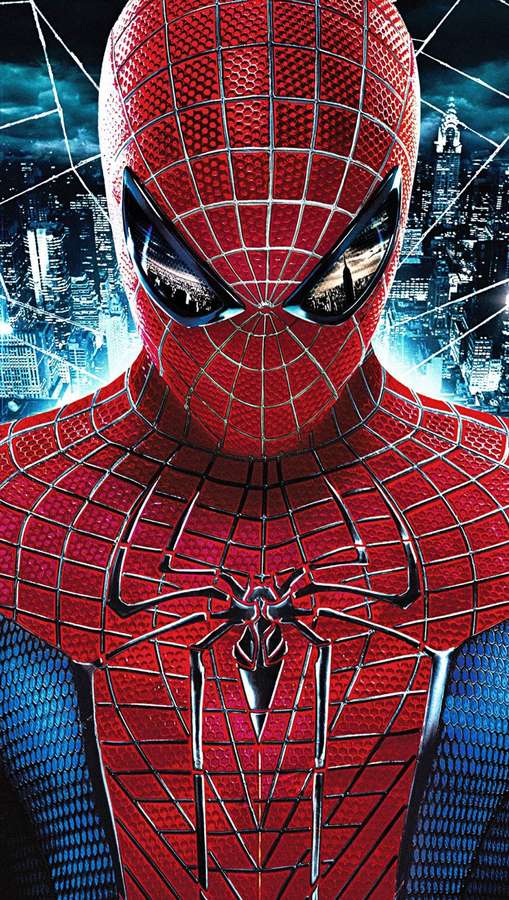 Spider-Man in rot-blauem Anzug vor einer leuchtenden Stadtsilhouette bei Nacht. — Spider Man Bilder