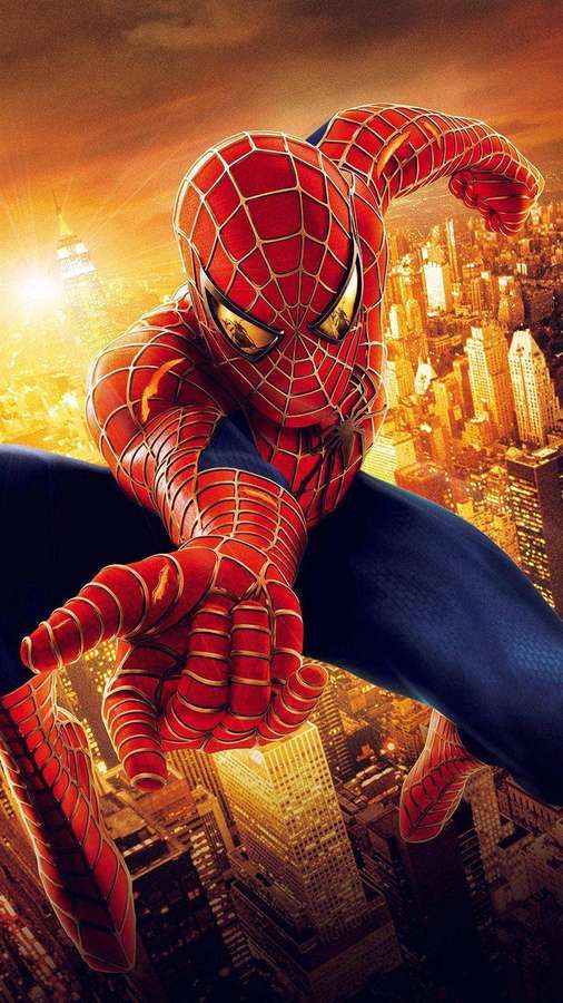 Spider-Man schwingt bei Sonnenuntergang über eine Stadt, deren Gebäude in goldenem Licht erstrahlen. — Spiderman iPhone Wallpaper