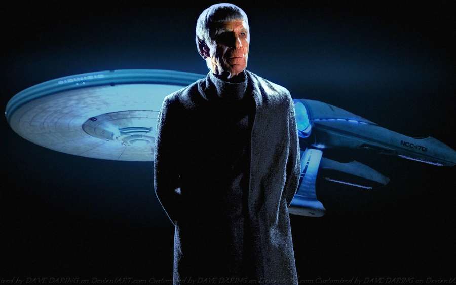 Spock in Star-Trek-Uniform vor dem Enterprise-Raumschiff in dunkelblauem Licht. — Spock Bilder