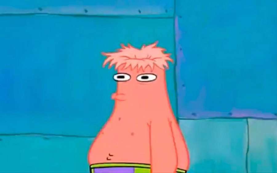 Pinke Cartoon-Figur mit stacheligen Haaren und großen Augen vor blauer Kachelwand. — Spongebob Meme Bilder