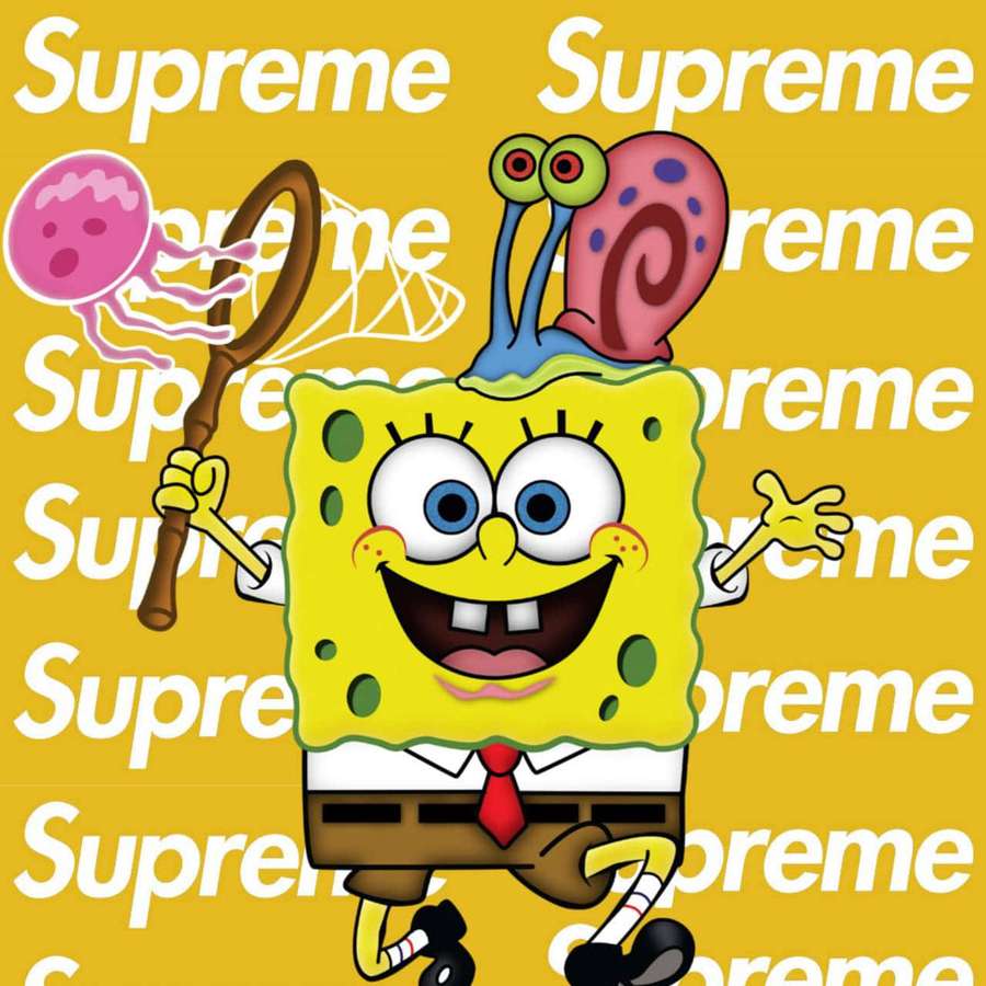 SvampeBob Firkant holder en stav med et vandmandshoved, Snegl på hans hoved, mod en gul Supreme-logo baggrund. — Spongebob Supreme Wallpapers