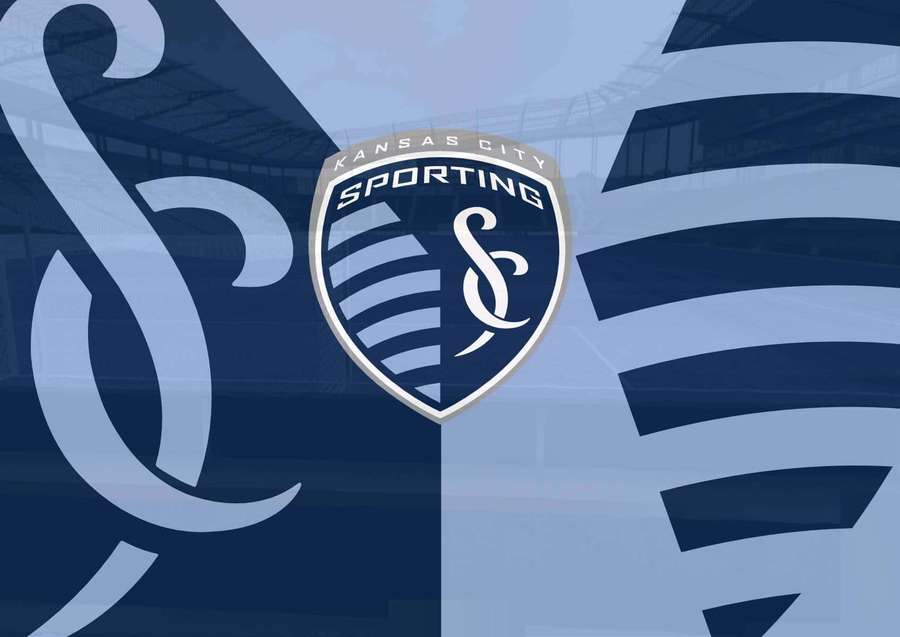 Kansas City Sporting Fußballmannschaftslogo auf blau-weiß gestreiftem Stadionhintergrund. — Sporting Kansas City Wallpaper