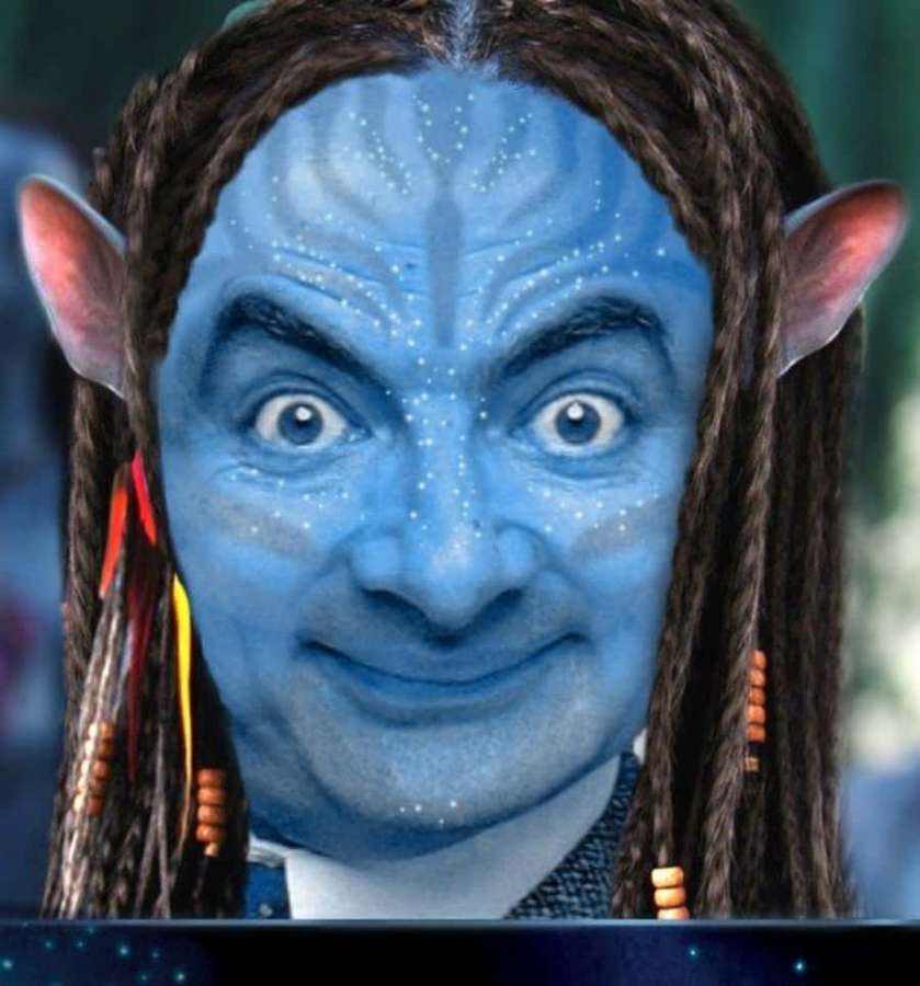 Mr Bean com maquiagem Na'vi e cabelo trançado sorrindo. — Sr. Bean Papéis de Parede