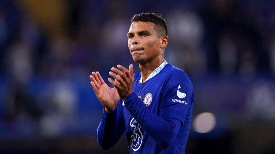 Football player clapping in blue Chelsea jersey at night stadium — Stamford Background