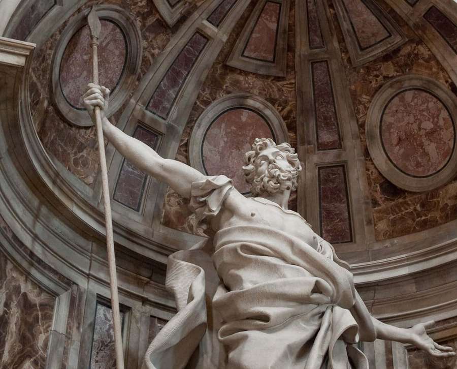 Marmorstatue einer klassischen Figur, die einen Speer in einer gewölbten Marmorhalle hält. — Statue Wallpaper