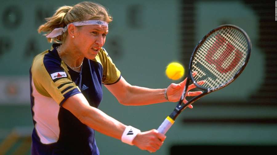 Tennisspielerin schlägt einen Ball mit einem Wilson-Schläger auf Sandplatz. — Steffi Graf Bilder